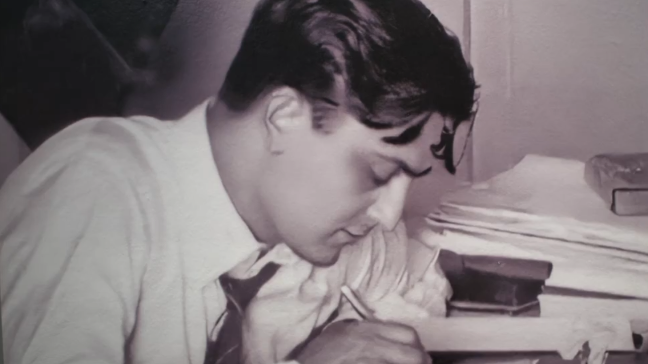 Luis Martín-Santos escribiendo en su despacho