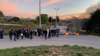 Funcionarios de prisiones bloquean los accesos a las cárceles de Brians (Barcelona)