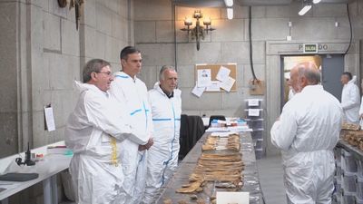Sánchez visita el laboratorio forense del Valle de Cuelgamuros donde se analizan las exhumaciones de víctimas