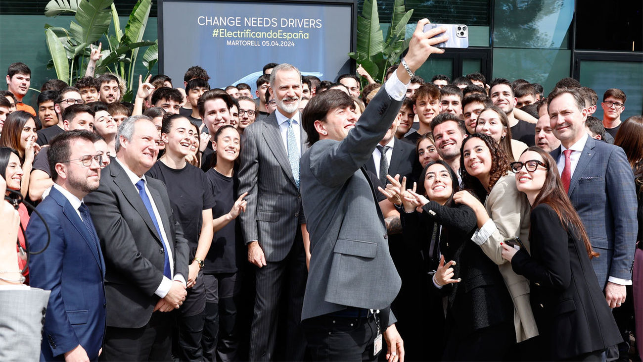 El Rey visita las obras de la planta de ensamblaje  de baterías de Martorell (Barcelona)