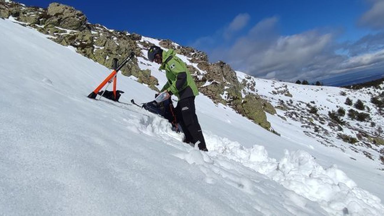 Toma de muestras del estado de la nieve en la Sierra de Guadarrama