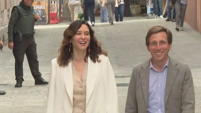 Ayuso y Almeida comparten acto con guiños y bromas sobre la boda del alcalde este sábado