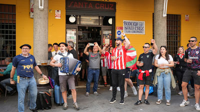 Polémica en Sevilla por la búsqueda de camareros que hablen euskera para atender a los aficionados del Athletic