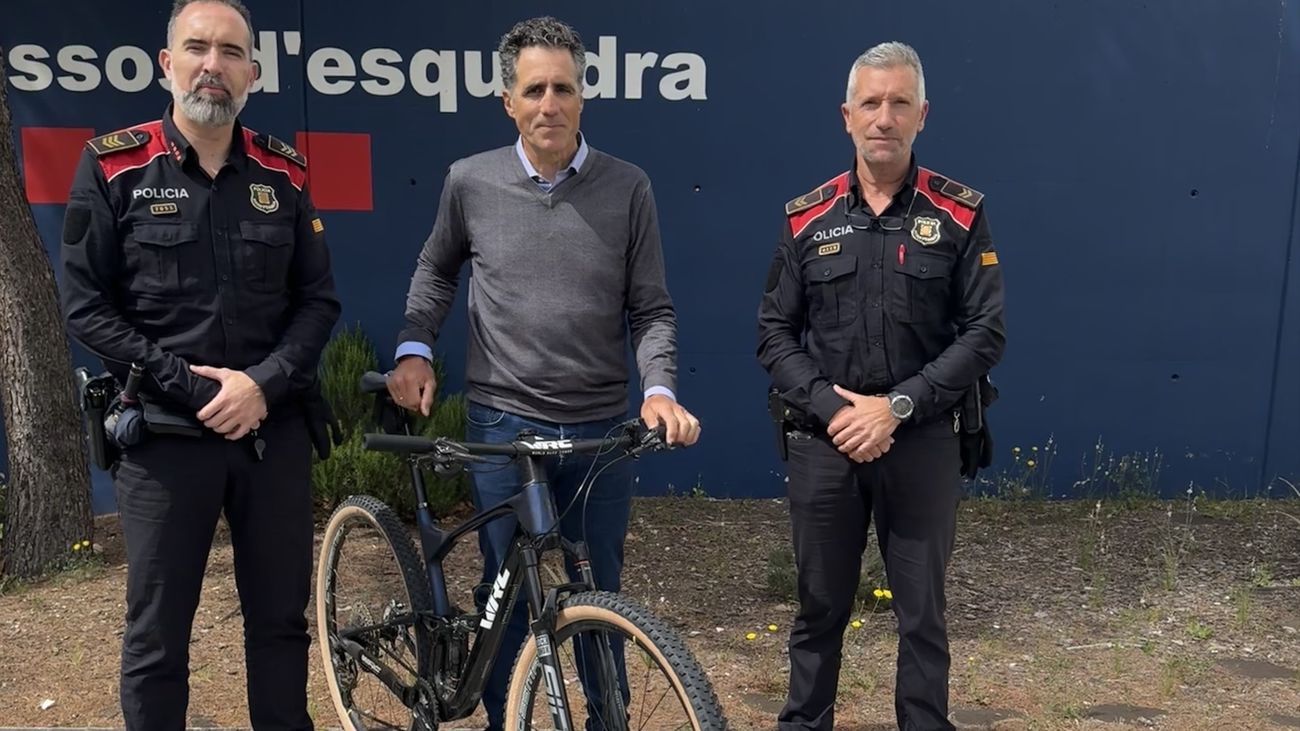 Los Mossos y Miguel Induráin con su bici recuperada