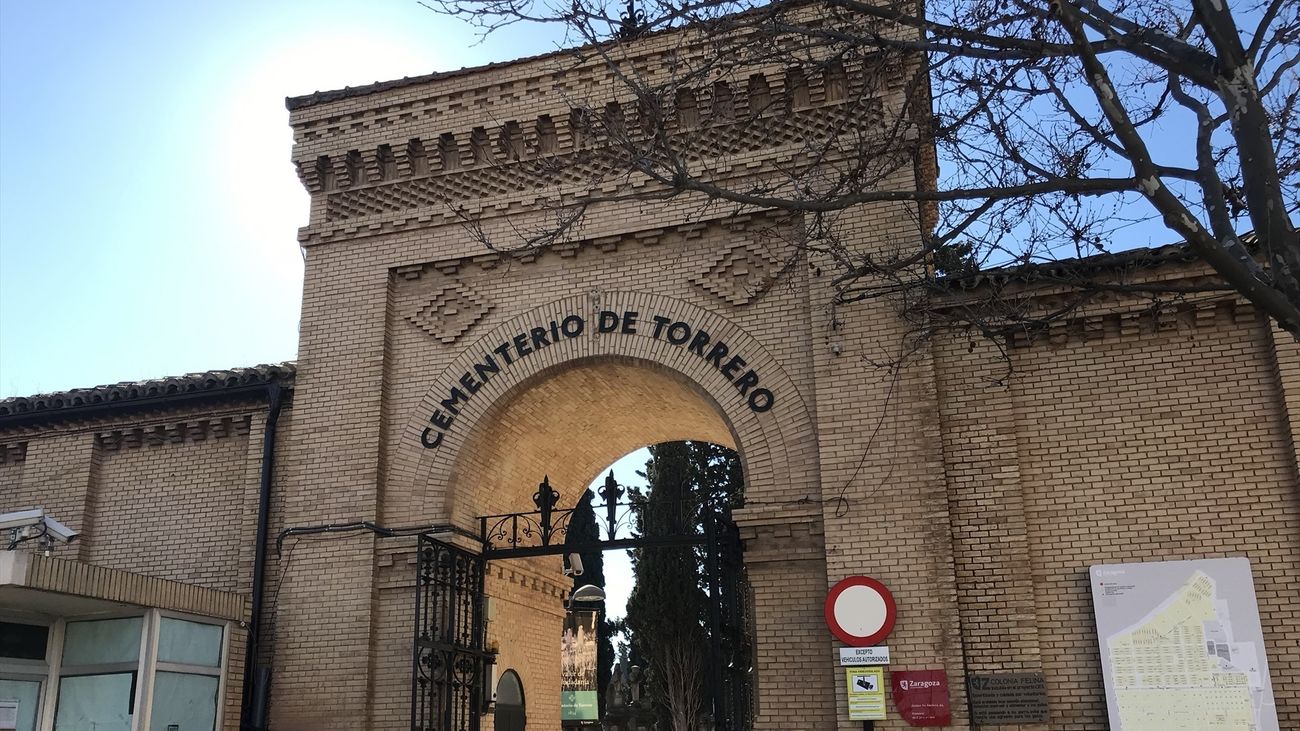 Entrada antigua al cementerio de Torrero en Zaragoza