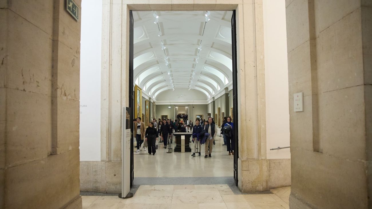 Varias personas durante una visita al Museo del Prado de noche