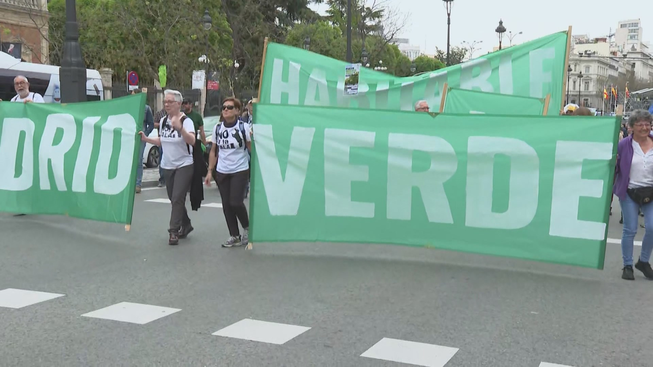 Un pasacalles reivindicativo muestra su rechazo a "políticas que destruyen espacios verdes" en Madrid