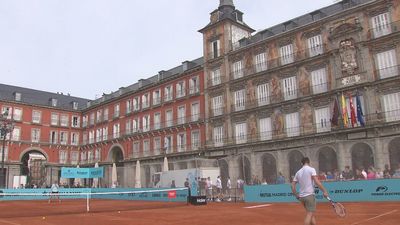Los madrileños ya pueden jugar por un euro al tenis en La Plaza Mayor