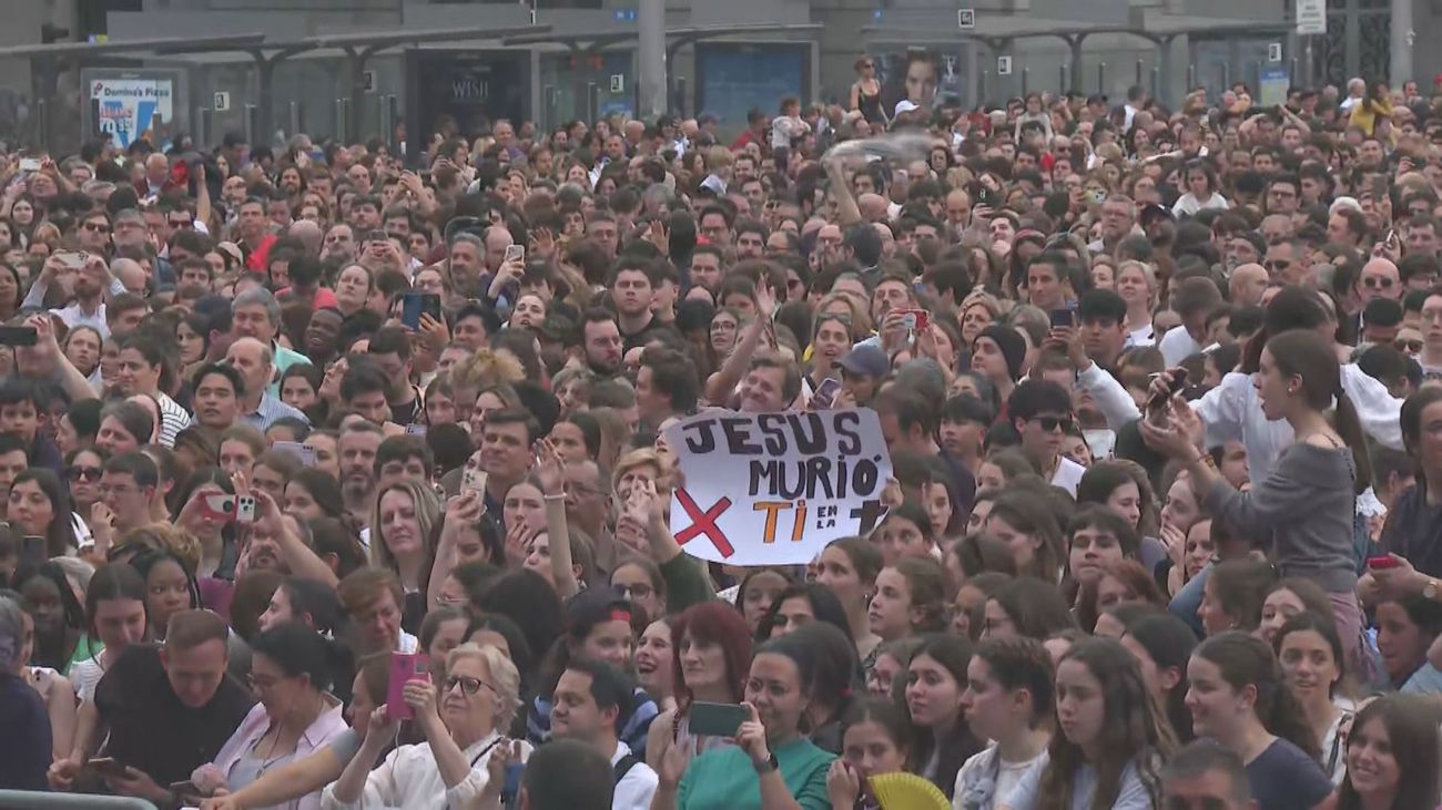 Miles de católicos llenan Cibeles para festejar la Resurrección