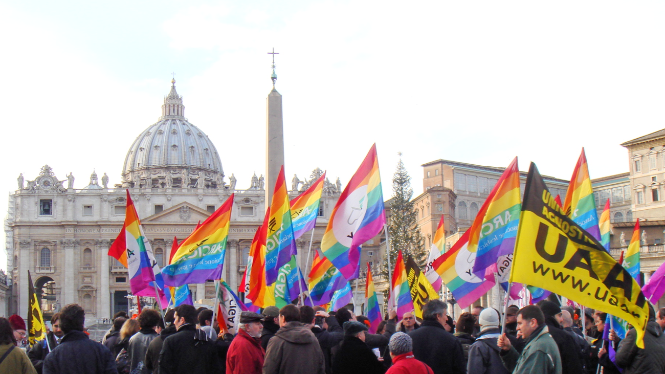 El Vaticano tacha el cambio de sexo y la maternidad subrogada de violación de la dignidad