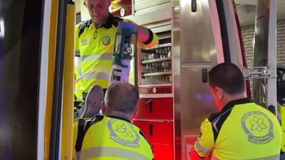 Herido grave un motorista tras chocar contra un árbol en una rotonda en Puente de Vallecas