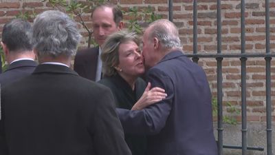 Felipe VI y el rey Juan Carlos vuelven a encontrarse en la misa funeral por Fernando Gómez-Acebo