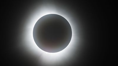 ¿Te perdiste el eclipse solar? Así fue la 'locura' de millones de personas mirando al cielo...