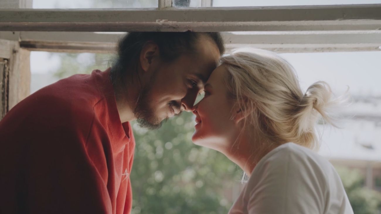 ¿Qué es el fenómeno 'uncuffing' y por qué provoca más divorcios en primavera?