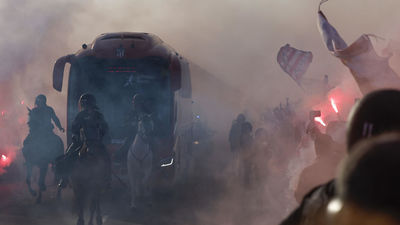 Espectacular recibimiento al autocar del Atlético de Madrid para jugar ante el Borussia