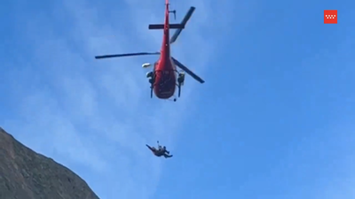 Un helicóptero del GERA rescata a un montañero en La Pedriza