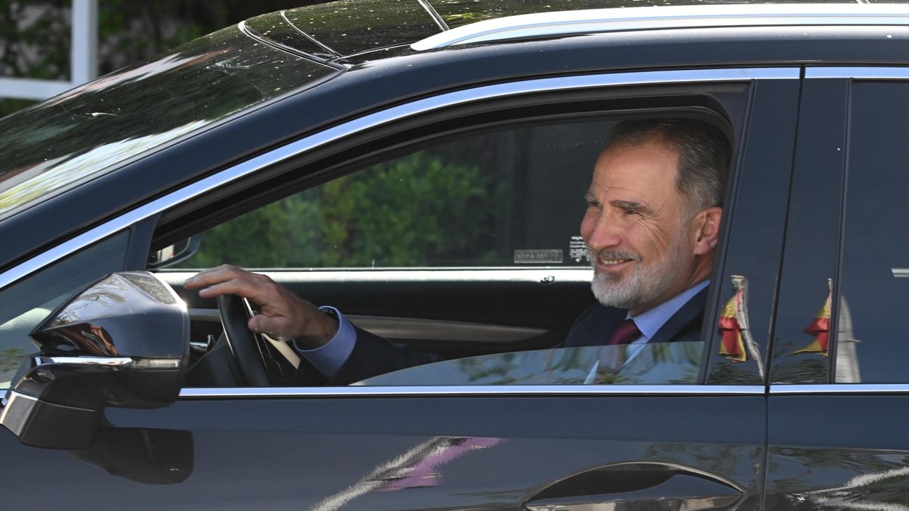 Felipe VI visita a la reina Sofía en la clínica donde se recupera de la infección urinaria