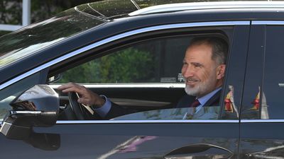 Felipe VI visita a la reina Sofía en la clínica donde se recupera de la infección urinaria