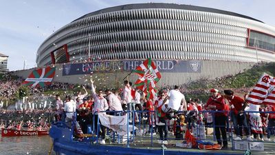 Bilbao se tiñe de rojo y blanco en la multitudinaria celebración de la gabarra