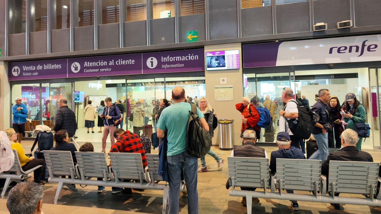 Imágenes de los viajeros esperando a ser atendidos en atención al cliente de Renfe en la Estación de Santa Justa (Sevilla)