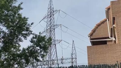 Vivir en Fuenlabrada con una torre de alta tensión sobre la cabeza: "La tenemos metida en casa"