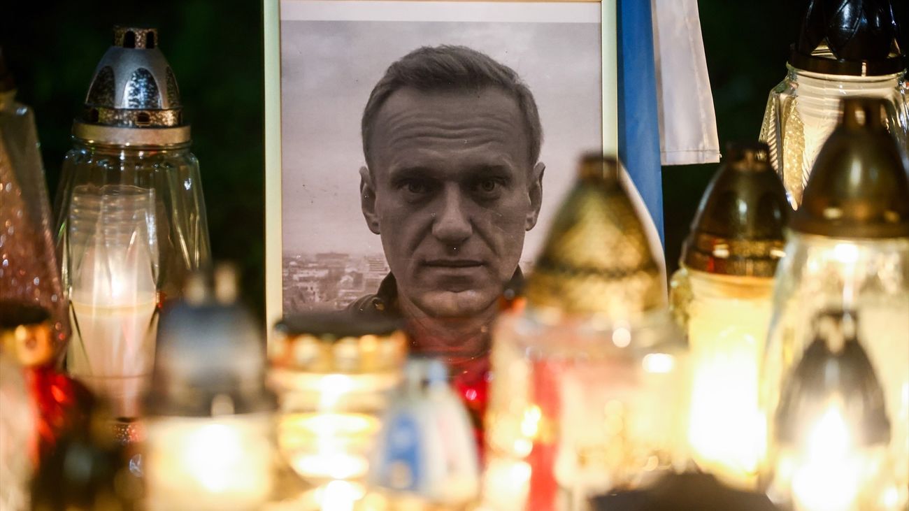 Flores y velas en recuerdo de Navalni