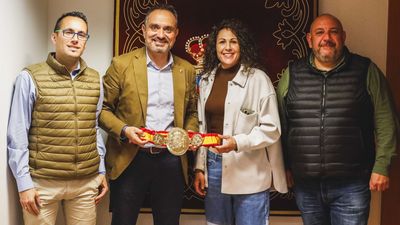 El alcalde de Móstoles recibe a Almudena Álvarez, campeona de España de boxeo en Superpluma