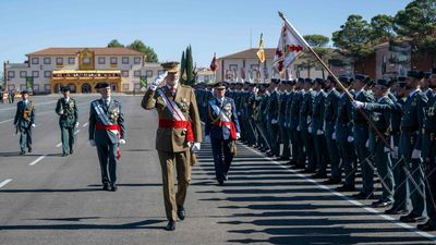 Más de 2.000 alumnos de la Guardia Civil juran bandera en Baeza (Jaén), ante el rey Felipe VI
