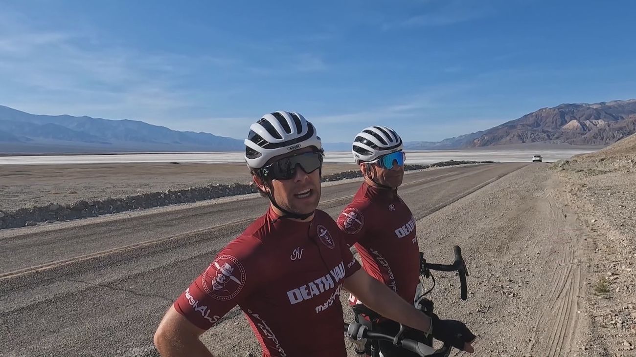 Pedaleando por el Valle de la Muerte: el duro reto de un enfermo de ELA