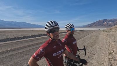 Pedaleando por el Valle de la Muerte: el duro reto de un enfermo de ELA