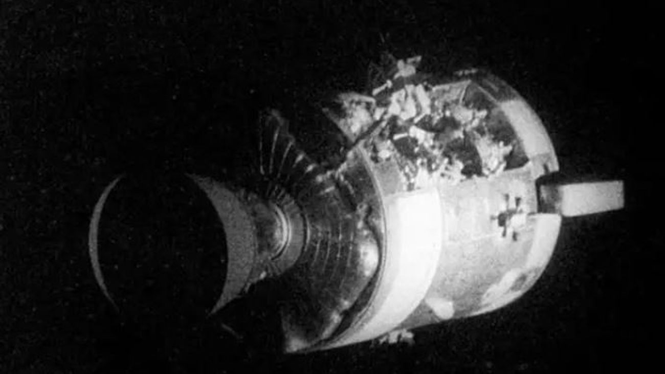 El módulo de servicio del Apolo 13 gravemente dañado, fotografiado desde el módulo de mando