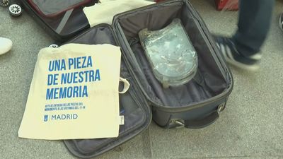 Largas colas en el Ayuntamiento de Madrid para recoger piezas del monumento del 11-M