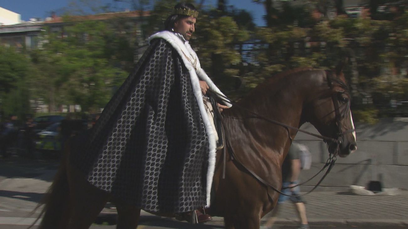 Los 'Reyes Católicos' desfilan por Madrid para conmemorar la ruta histórica a Guadalupe