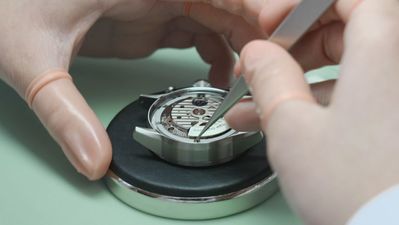 Descubrimos el arte de la relojería suiza en una de las últimas empresas familiares en la industria