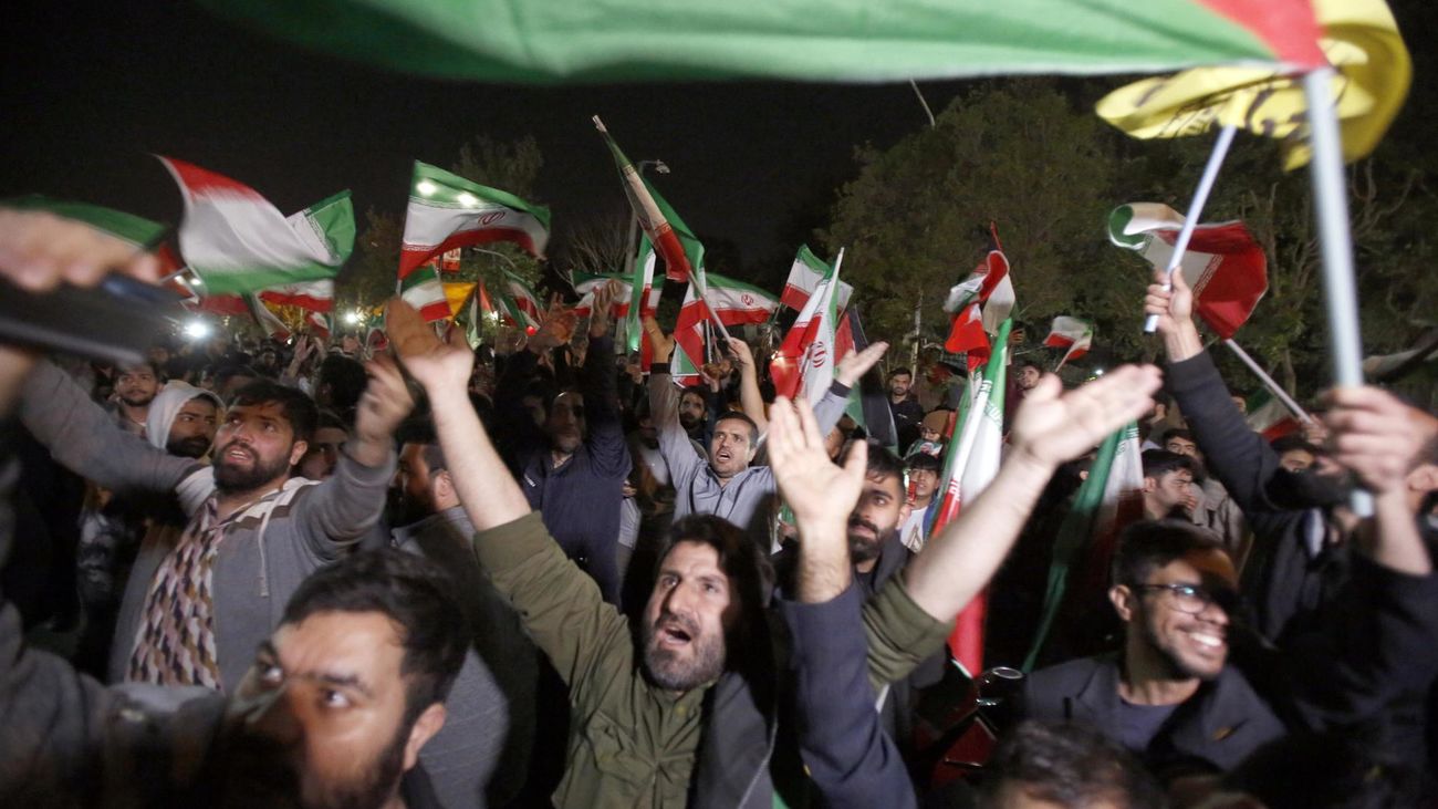 Iraníes celebran el ataque con drones y misiles a Israel