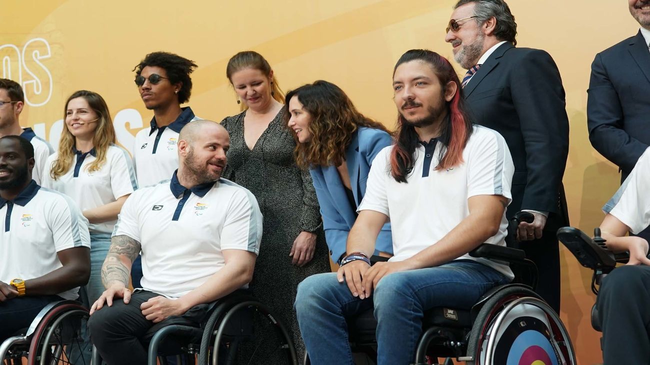 Ayuso recalca a los deportistas paralímpicos madrileños que son "ejemplo y símbolo de muros derribados"