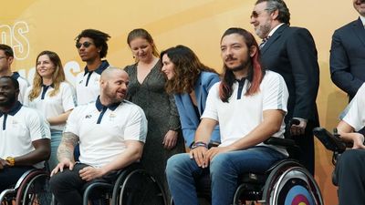 Ayuso recalca a los deportistas paralímpicos madrileños que son "ejemplo y símbolo de muros derribados"