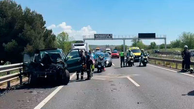 Dos heridos graves en una colisión en la A-3 entre un todoterreno y un camión  en Arganda del Rey
