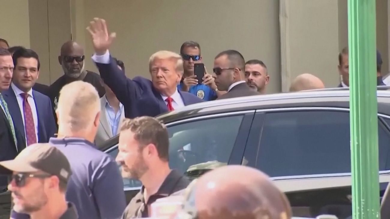 Trump se sienta en el banquillo del primer juicio penal a un expresidente de EEUU