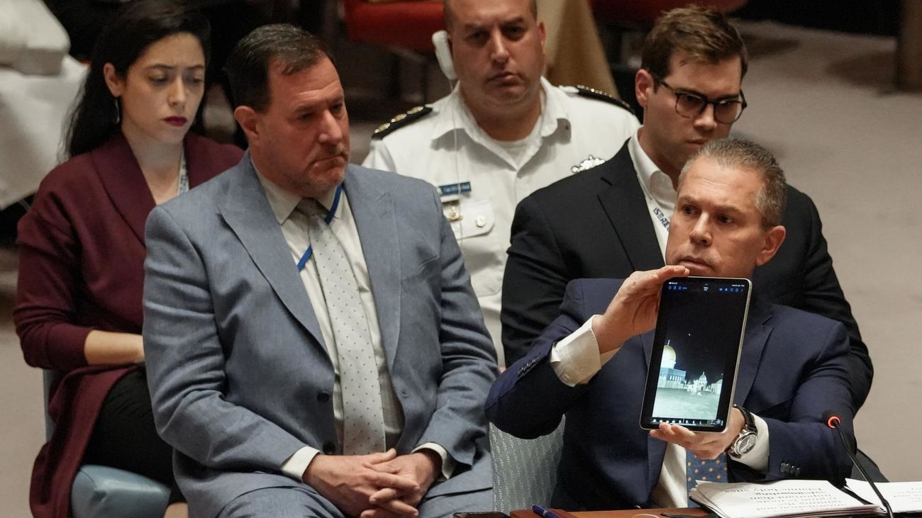 El embajador israelí Gilad Erdan muestra un vídeo a los miembros del Consejo de Seguridad en la Sede de las Naciones Unidas sobre el ataque iraní