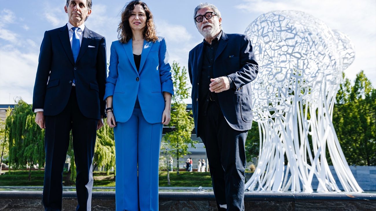 El presidente de Telefónica, José María Álvarez-Pallete López, y la presidenta de la Comunidad, Isabel Díaz Ayuso, dan la bienvenida a la escultura de Jaume Plensa