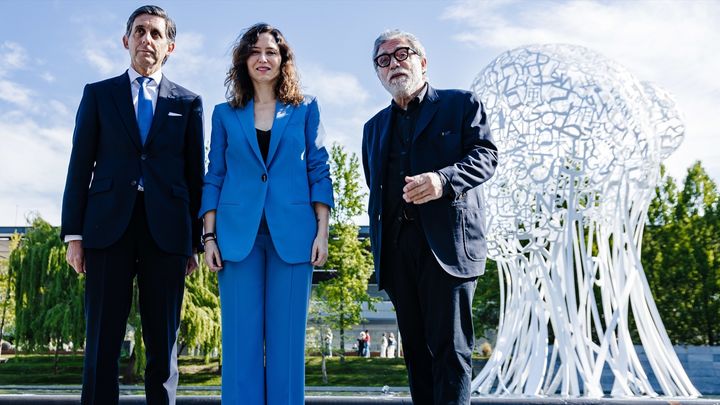 El presidente de Telefónica, José María Álvarez-Pallete López, y la presidenta de la Comunidad, Isabel Díaz Ayuso, dan la bienvenida a la escultura de Jaume Plensa
