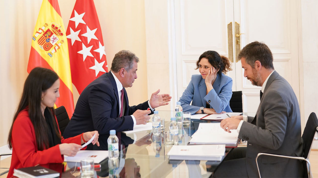 Ayuso y el alcalde de Parla abordan las inversiones en sus servicios públicos