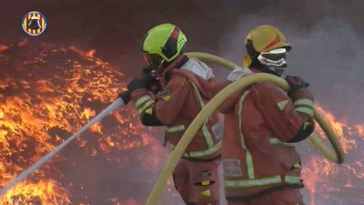 El fuego amenaza una planta de reciclaje en Requena, Valencia