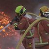 El fuego amenaza una planta de reciclaje en Requena, Valencia