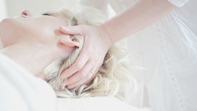 ¿Qué son los masajes craneosacrales y cómo afectan a nuestra salud?
