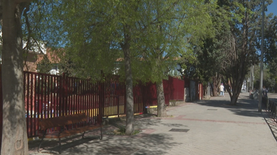 Un menor herido en un intento de robo a las puertas de un colegio en San Blas
