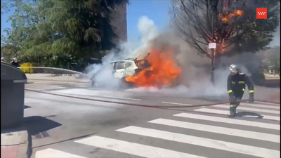 Un coche consumido por las llamas en Arroyomolinos