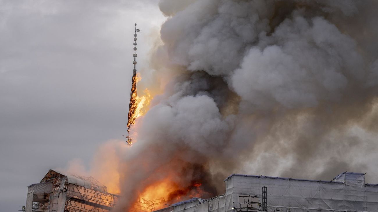 Un incendio causa graves daños en el histórico edificio de la Bolsa de Copenhague
