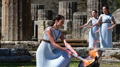 La llama olímpica va rumbo a París 2024 tras ser encendida en Grecia